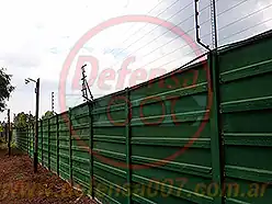 Instalación de cerco eléctrico sobre muro premoldeado. Zona Pilar.