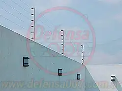 Instalación de cerco eléctrico sobre muro.