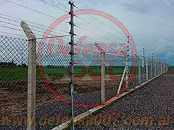 Instalación de cerco eléctrico autosostenido con antifoso.