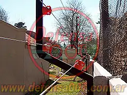 Instalación de cerco eléctrico sobre muro premoldeado. Zona Del Viso.