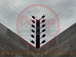 Instalación de cerco eléctrico sobre muro.