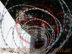 Instalación económica de concertina helicoidal cruzada de 45 sobre muro, sin estructura.