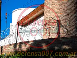 Instalación de concertina helicoidal cruzada de 45 cm en doble capa. Zona Saavedra.