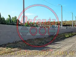 Vista panorámica. Instalación de concertina helicoidal cruzada de 70 cm sobre muro de bloques portantes. Zona Comodoro Rivadavia.