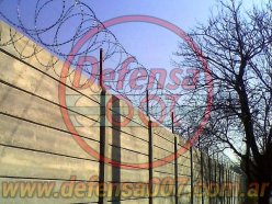 Instalación de concertina helicoidal cruzada de 70 cm sobre muro premoldeado. Zona Pablo Nogués.