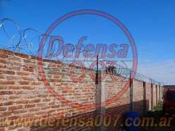 Vista interior. Instalación de concertina helicoidal cruzada sobre muro de ladrillos, zona Pergamino.