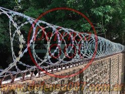 Instalación de concertina helicoidal cruzada de 45 cm + pinches de seguridad.
