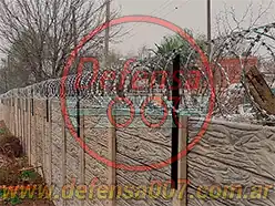 Instalación de concertina helicoidal cruzadade 45 cm sobre muro premoldeado. Bloques texturados.