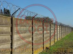 Instalación de concertina helicoidal cruzadade 45 cm sobre muro premoldeado con soportes inclinados, zona Bella Vista.