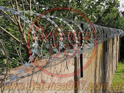 Instalación de concertina helicoidal cruzada sobre medianera, zona Benavídez.