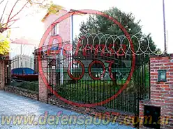 Vista oblicua. Instalación de concertina plana de 45 cm sobre reja. Zona Don Torcuato.