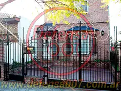 Vista Frontal. Instalación de concertina plana de 45 cm sobre reja. Zona Don Torcuato.