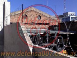 Instalación de concertina plana de 45 cm sobre muro con cambio de altura.