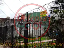 Instalación de concertina plana de 45 cm sobre portones de reja. Zona Don Torcuato.