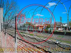 Instalación de concertina plana de 65 cm sobre muro, lindero a las vías del tren. Zona San Martín.