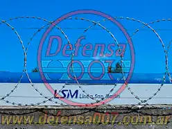 Instalación de concertina plana de 65 cm sobre muro. Zona San Martín. Detrás pasando el tren Lína San Martín.