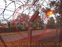 Instalación de concertina plana de 45 cm sobre alambrado olímpico. Zona El Talar. Vista cercana.