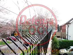 Instalación de concertina plana de 45 cm sobre portones de reja. Barrio cerrado.