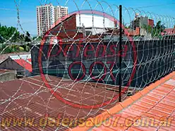 Instalación de concertina plana de 65 cm en triple capa sobre techo de tejas.