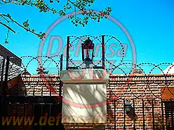 Instalación de concertina plana de 45 cm sobre reja pintada de negro. Zona San Isidro. Vista en detalle de columna,