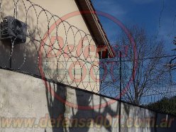 Instalación de concertina plana de 45 cm en doble capa sobre muro.