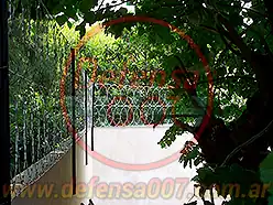 Instalación de concertina plana de 45 cm en doble capa sobre muro.