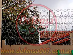 Instalación de concertina plana de 45 cm en quíntuple capa sobre muro. Zona San Isidro.