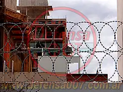 Instalación de concertina plana de 45 cm en doble capa sobre muro.