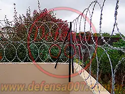 Instalación de concertina plana de 45 cm en doble capa sobre muro. Esquina a 90°.