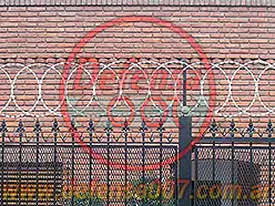 Instalación de concertina plana de 45 cm sobre reja de hierro.