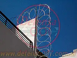 Vista en detalle de concertina plana de 65 cm sobre medianera. Horizontal y bajada.