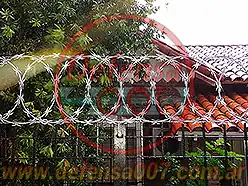 Instalación de concertina plana de 45 cm modelo CBT 60 sobre reja.