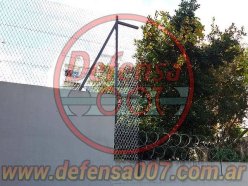 Instalación de concertina romboidal sobre muro.