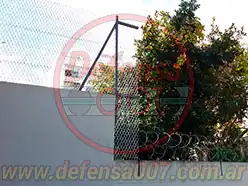 Instalación de concertina romboidal sobre muro.