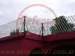 Instalación de concertina romboidal de 50 cm sobre muro.