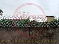 Instalación de concertina romboidal de 50 cm sobre muro.