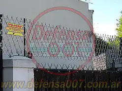 Instalación de concertina romboidal de 50 cm sobre muro. Zona CABA.