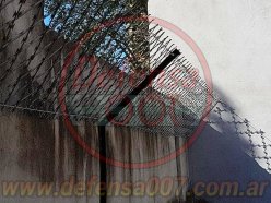 Instalación de concertina romboidal de 50 cm sobre muro inclinada a 45°.