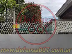 Instalación de concertina romboidal de 50 cm sobre muro. Zona Bella Vista.