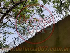Instalación de concertina romboidal de 50 cm sobre muro.