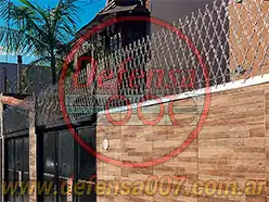 Instalación de concertina romboidal de 50 cm sobre muro. Zona Florida.