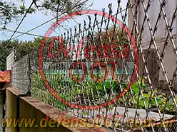 Instalación de concertina romboidal de 50 cm sobre muro. Zona Don Torcuato.