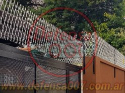 Instalación de concertina romboidal de 50 cm sobre muro. Zona Don Torcuato.