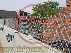 Instalación de concertina romboidal de 50 cm sobre muro. Zona CABA.