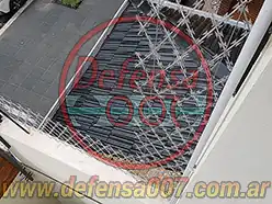 Instalación de concertina romboidal de 50 cm sobre muro. Zona CABA.