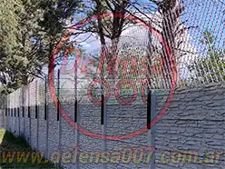 Instalación de concertina romboidal de 100 cm sobre muro premoldeado. Zona Luján.