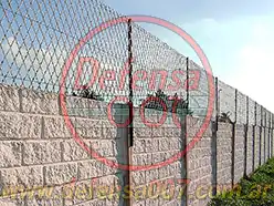 Instalación de concertina romboidal de 100 cm sobre muro premoldeado. Zona Luján.