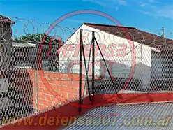 Instalación de concertina romboidal de 150 cm sobre techo de chapa. Zona Pablo Nogués.