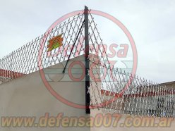 Instalación de concertina romboidal de 50 cm sobre muro. Zona Grand Bourg.
