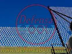 Instalación de concertina romboidal de 100 cm sobre medianera. Poste principal con pinches de seguridad.